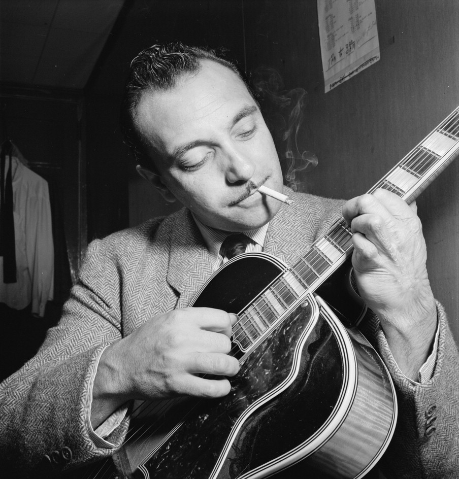 Django Reinhardt plays Guitar